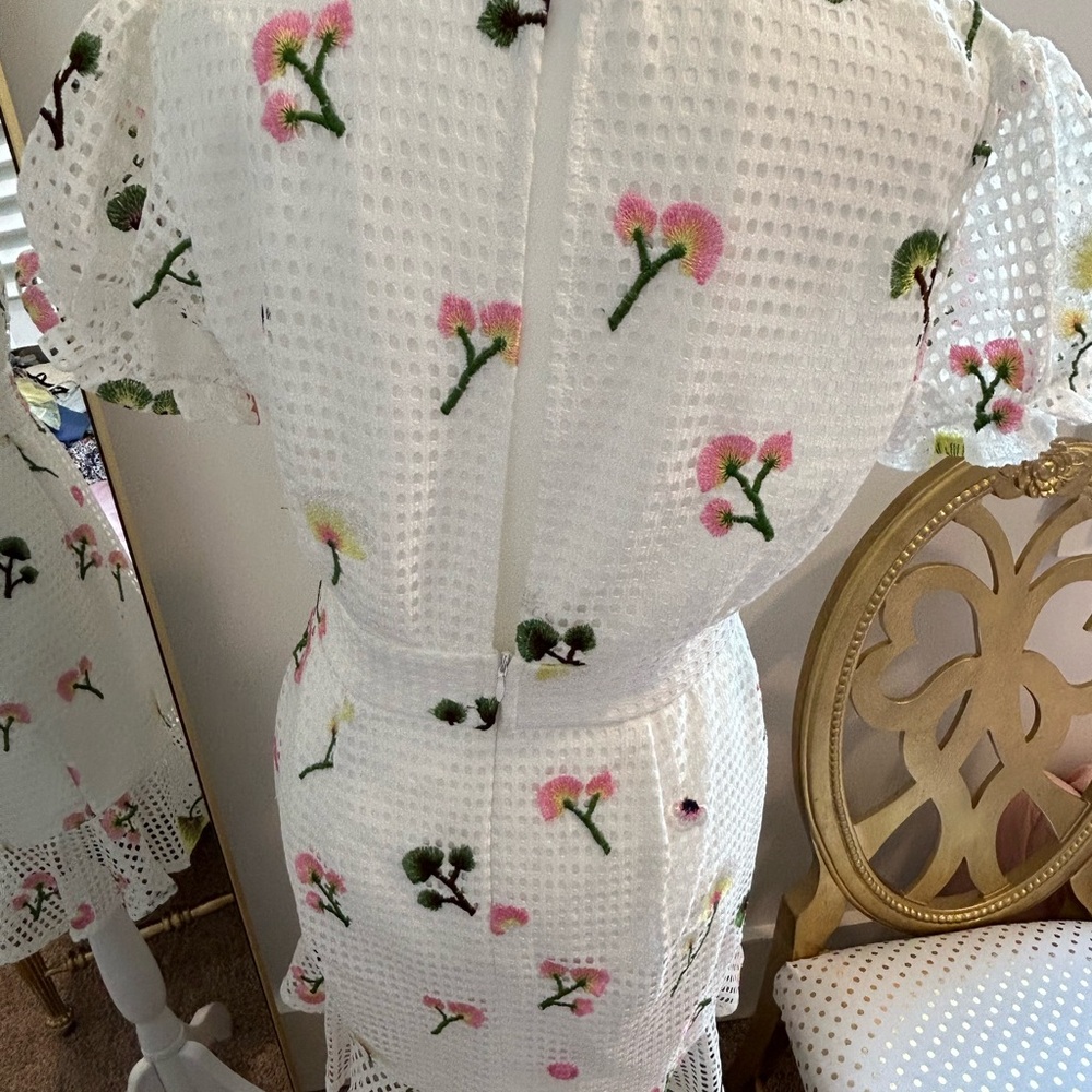 L’ATISTE ELEGANT SUMMER WHITE TEXTURE V-NECK FLORAL DETAILED RUFFLE DRESS Size M - Picture 4 of 6